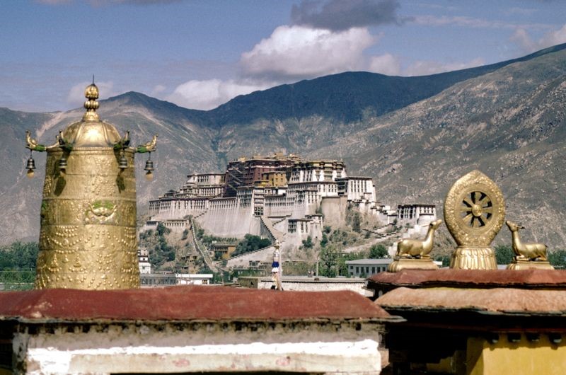 Le Potala vu du Jokhang. Katia Buffetrille 1989